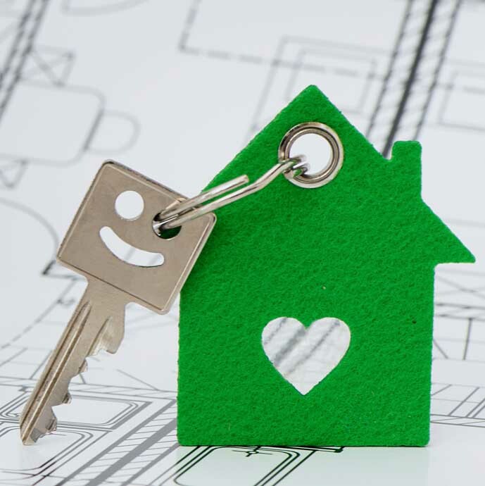 Ein Symbolbild: Schlüssel mit einem Haus-Schlüsselanhänger. 