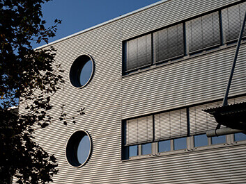 Die Fassadenansicht des Bürogebäudes der BIT Karlsruhe.